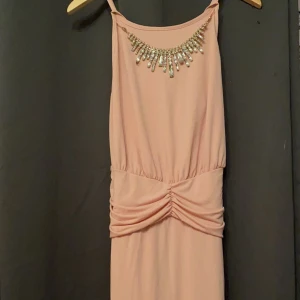 bal klänning  - (skriv för fler bilder) storlek S som ny använd typ 1 gång. jätte vacker bal klänning 
