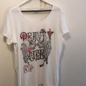 T-shirt med tryck  - Fin vit T-shirt med fint tryck använd sparsamt Storlek XL från Lindex