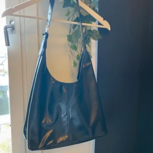 svart läder väska läderväska - i nyskick, knappt använd!🙌🏼 guld detaljer  (inte riktigt läder?)