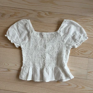 Fin vit blus/t-shirt från Kappahl!🤍 - Väldigt fin blus/t-shirt från Kappahl, super fint skick och använd cirka 5 gånger 🤍🤍🤍