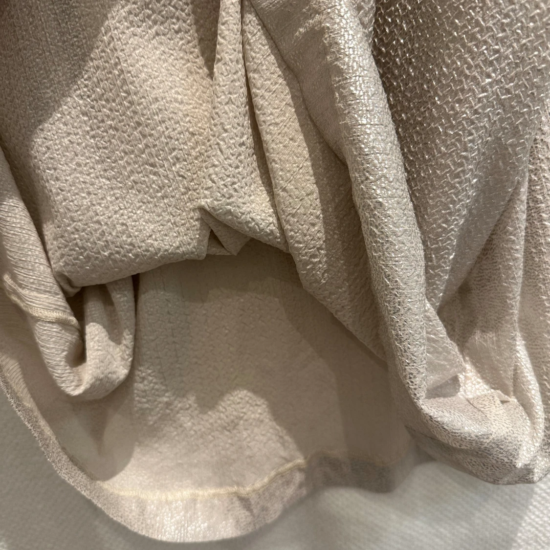 Tunn skimrande klänning från Monki - 93