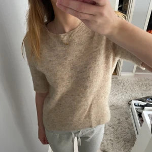 Storlek s - Stickad tröja från other stories som jag har klippt av till en trekvartsärmad tröja