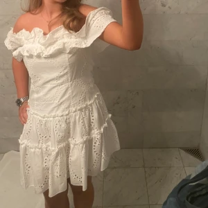 Zara klänning - Säljer denna zara klänning som är perfekt till student/skolavslutning! Den är endast använd ett fåtal gånger och verkligen ursnygg!