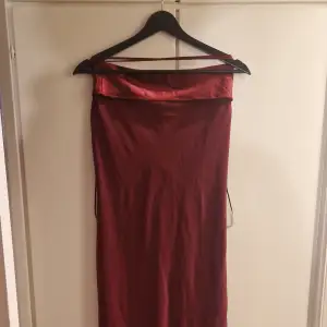 Röd klänning med öppen rygg köpt på h&m. Använd 1 gång 