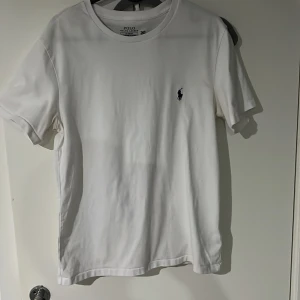 Ralph lauren t-shirts  - Ralph lauren tshirt i gott skick. Inklpt från care if carl i höstas. Nypris 699kr. Mitt pris 250kr  Kan fraktas