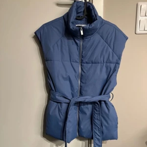 Väst - Jättefin blå väst, lite ljusare färg i verkligheten.  Kom inte till användning🩵🤍