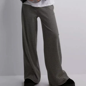 Randiga byxor  - Randiga byxor från Gina tricot! Nyskick 