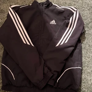 Adidas tränings jacka - Köpt förra året från Plick, själv har jag aldrig andvänt den.  Står L men passar som en S/M.