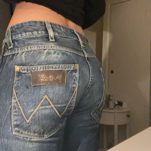 Vintage lowwaisted jeans - Säljer mina vintage lowwaisted jeans från Wrangel🔥 lägger sig fint ner till (jag är 172cm)  W30 L34 Använd köp nu! 🎀🙌🏼