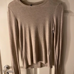 beige tröja - använd fåtal gånger