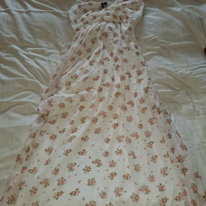 Perfekt sommarkläning till studentfest eller brölop - Säljer denna perfekta Sommarkläningen då den inte kommer till användning.❤️ Bara använd en gång Perfekt inför studentfester eller bröllop i sommar☀️ 