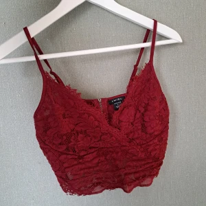 Rött spetslinne - Jättefint rött spetslinne. Nästan nyskick då jag växte ur den och hann knappt använda den. Dragkedja bak. 