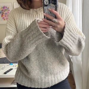 Stickad tröja - Stickad tröja från Levetē room. Jätte fin kvalite med långa breda armar som sitter så fint. I mycket gott skick endast använd fåtal gånger. Orginalpris 900kr💘❤️‍🔥