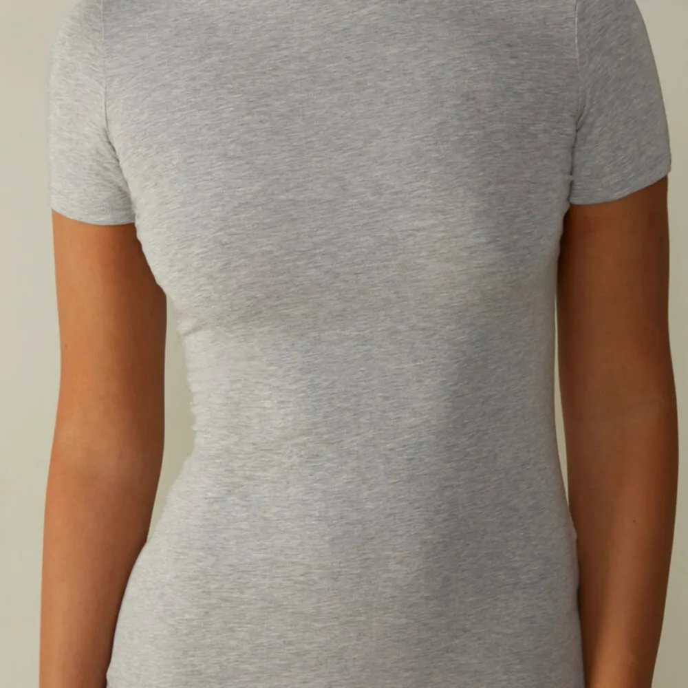 Så snygg och skön t-shirt från intimissimi i 100% cotton. Sitter tajt och är lite längre så man kan dra ner den snyggt❤️‍🔥. T-shirts.