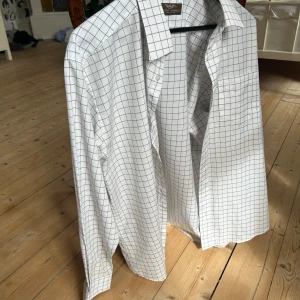 Giorgio Armani skjorta  - Säljer denna fina rutiga armani skjortan. Nyskick. Nypris runt 2 000, mitt pris 349 men det kan diskuteras. Om ni har några frågor är det bara att höra av er Mvh Calle
