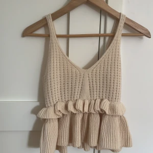 Stickad topp - Säljer denna supersöta toppen, då den inte kommer till användning💞skriv för frågor eller liknande