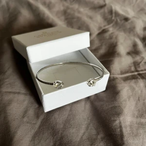Caroline svedbom armband  - Petit Drop Bracelet/Crystal i fint skick, säljer pga använder inte sliver💓💞
