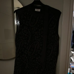 Kort klänning  - En kort fin klänning från DAY, använd 1 gång och använd fint. Jätte bra skick och pris går att diskuteras.  Köptes för 1700