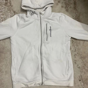 Sailracing tröja  - den är knappast använd det är bara den fläcken men jag tror att den går bort om man lägger lite tid på det, jag försökte inte göra det, annars är tröjan i perfekt skick. PRISET KAN DISKUTERAS 