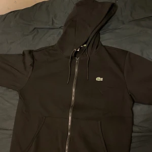 Lacoste zip hoodie  -  Lacoste zip hoodie. säljer tröjan eftersom den är liten. Helt ny 
