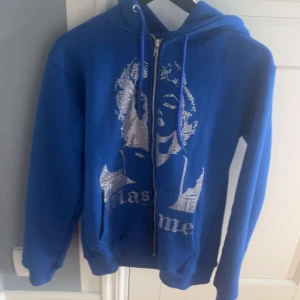MaSteme - Tja! Säljer denna MaSteme hoodie, den är endast testad men den var för liten. Nypris 800kr,  Hör av er vid frågor!🤝