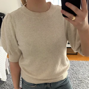 Stickad t-shirt - Beige stickad t-shirt med puffiga armar från Vero Moda🤍