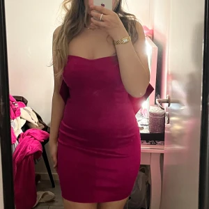 Rosa fest klänning  - Helt ny rosa fest klänning med rosett i ryggenmed prislapp på, skulle ha den till min 18 års fest men hittade en annan klänning jag tyckte om. 