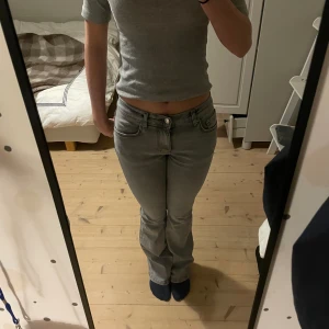 Helt nya jeans från Gina tricot  - Jättefina jeans i helt nytt skick från Gina tricot! Köptes för cirka 600 kr men användes aldrig, testades endast!💕 Gillade inte hur de satt på mig men kunde inte returnera då jag inte hade kvitto så därför säljer jag!💓