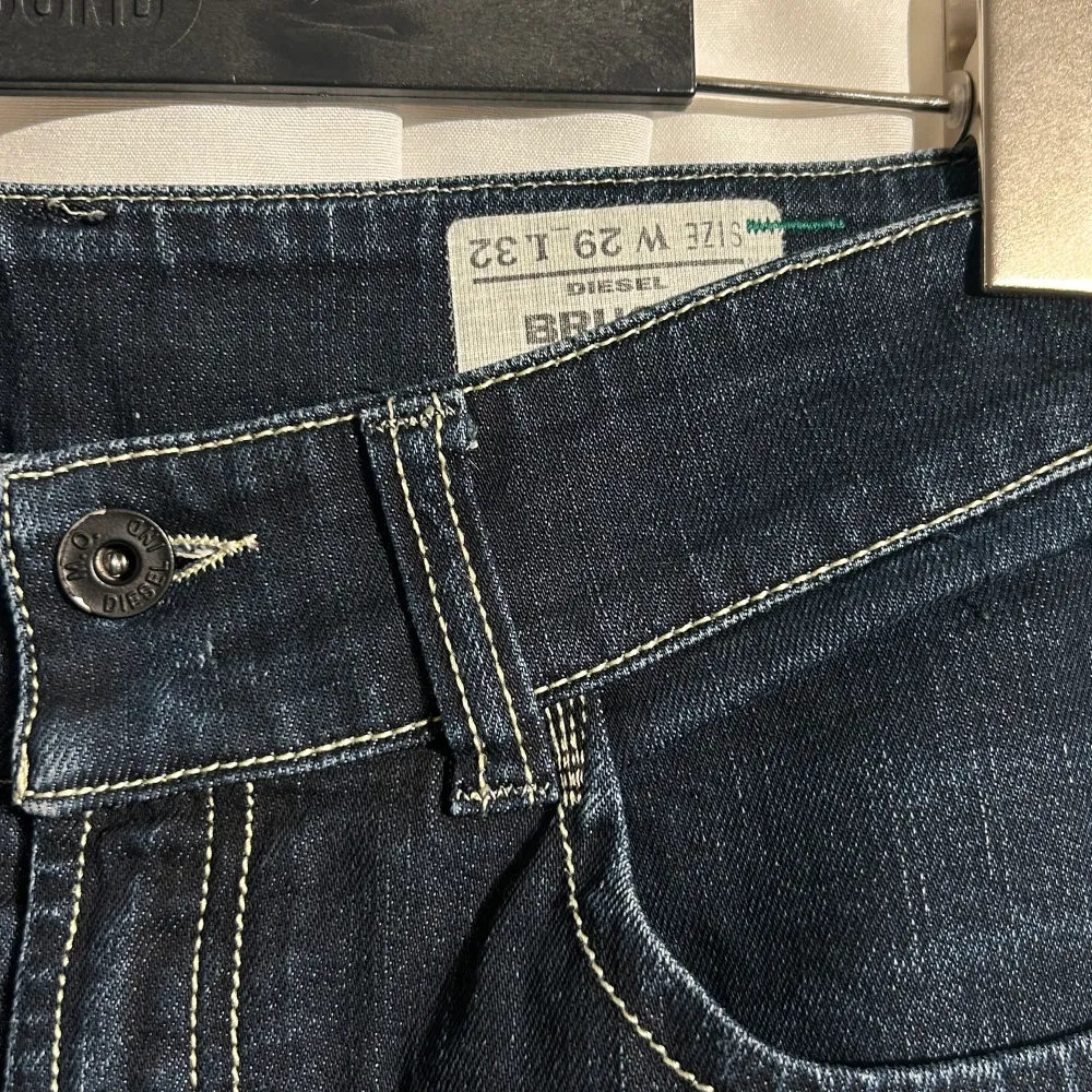 Säljer dessa snygga diesel jeans storlek 29/32  Innerbenslängden 82 cm Total längd 108 cm Midjemått 36 cm. Jeans & Byxor.