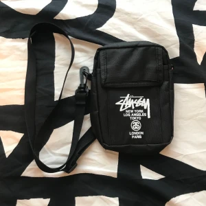 Stussy axelväska - Oanvänd! Perfekt inför sommaren. Säljs för bara 399kr. Möts upp i Karlstad eller fraktas med PostNord. Bara att skriva vid intresse eller frågor👍