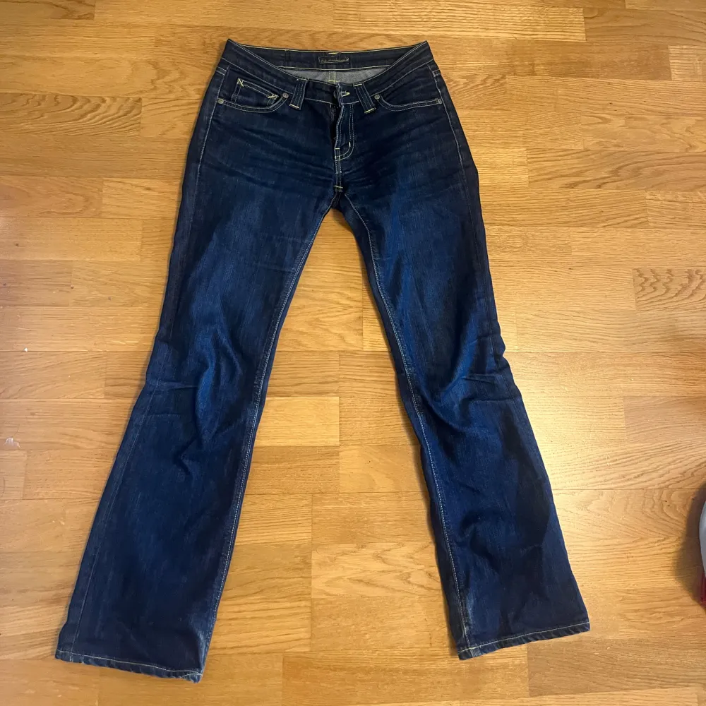 Säljer mina mörkblåa superfina lågmidjade jeans med bootcut. De är knappt använda och i fint skick!🥰 Innerbenslängd: 73cm Midjemått: 70cm  Hör av dig vid frågor💓💓. Jeans & Byxor.