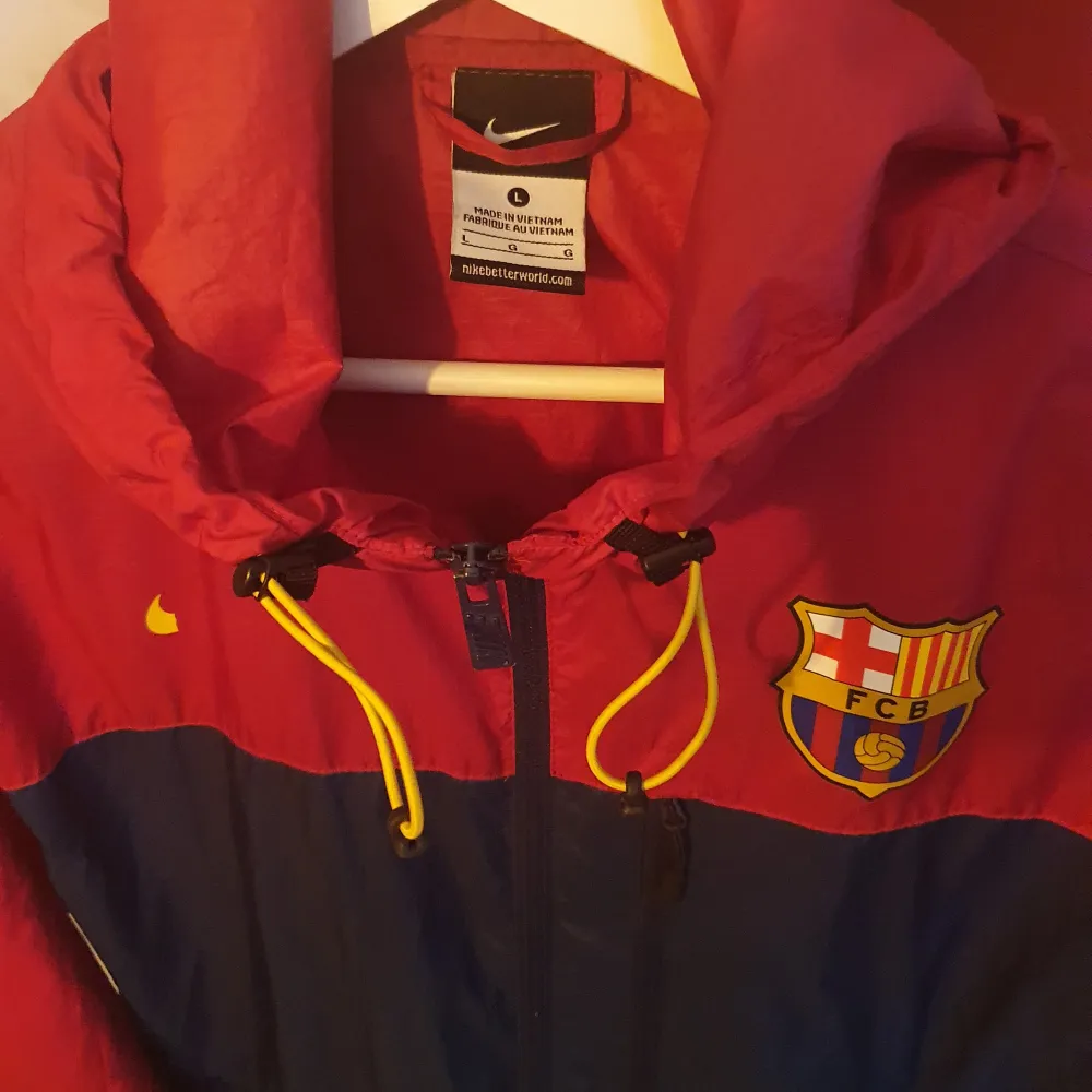 Nike x Football Club Barcelona jacka 1990s Slut tillverkad. Jackor.