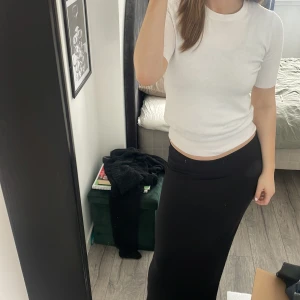 Vit stickad t-shirt Zara - Säljer en vit stickad t shirt från Zara i storlek S 💞💞