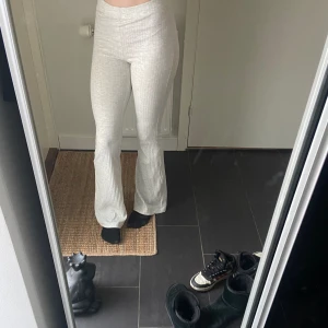 Ljus Grå Byxor  - Storlek Xs. Aldrig använd. Får två på köpet. Original pris: 300kr för ett par.