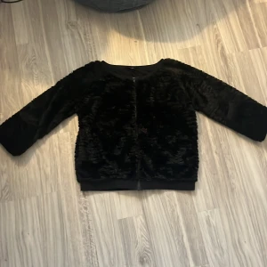 Pälsjacka - En jättegullig fuskpäls jacka/tröja från Kappahl i storlek S. Den är i mycket bra skick. 💘Priset går att diskutera vid snabb affär