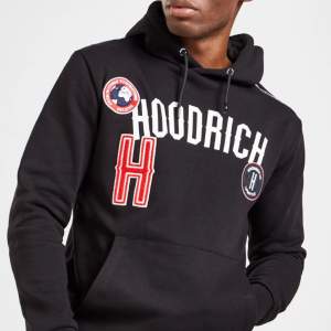 Säljer nu denna Hoodrich hoodie i stl S. Hoodien är i mycket bra skick då den knappt är använd. Köpt på JD sports för 720kr, säljer för 400kr🧡 Skriv för fler bilder!