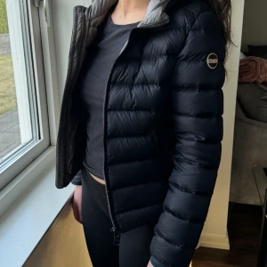 Colmar jacka - Marinblå Colmar jacka i storlek 36. Den är i bra skick. 