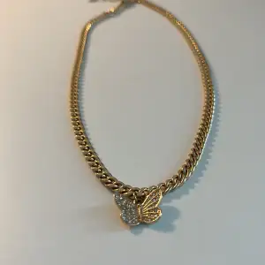 Gulligt halsband med fjäril