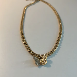 Halsband - Gulligt halsband med fjäril