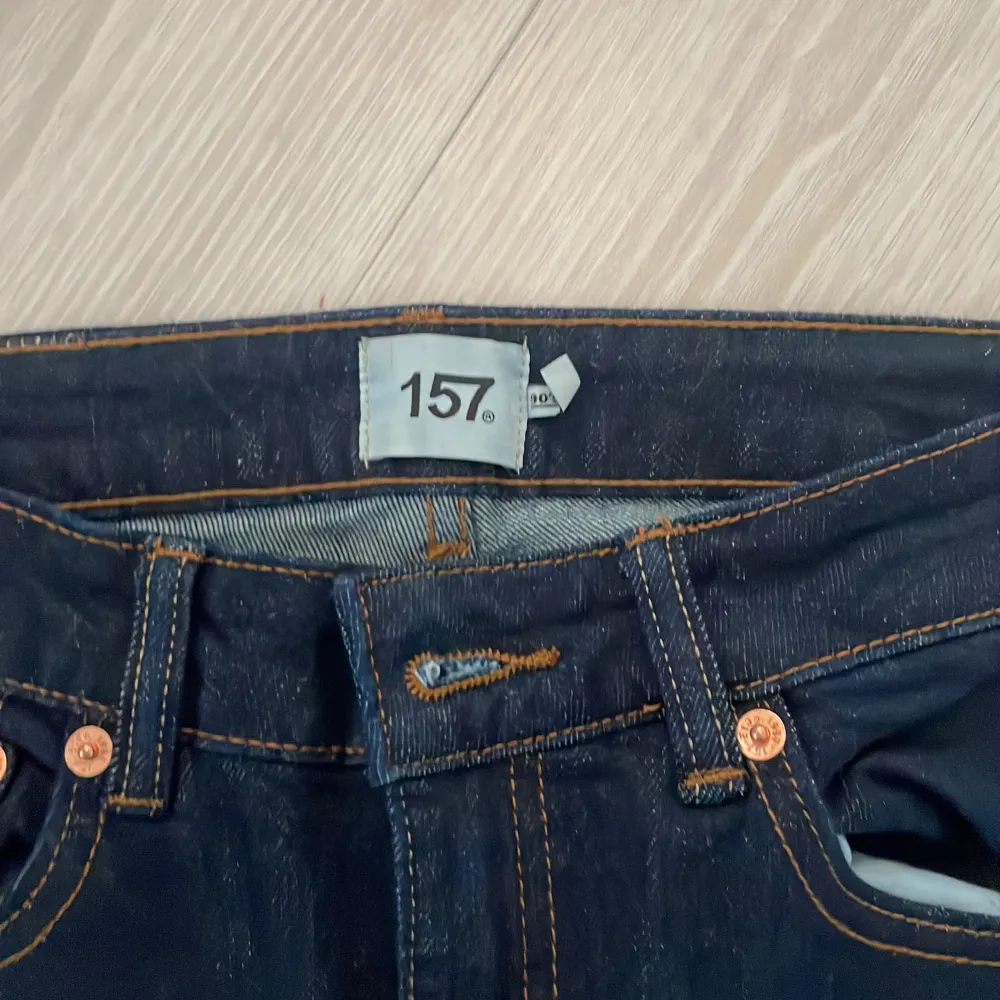 Säljer dessa  jeans ifrån lager 157 och i stolek xs length short. Har använt 1 gång när jag va i skolan och passar inte mig som jag hade förväntat mig. . Jeans & Byxor.