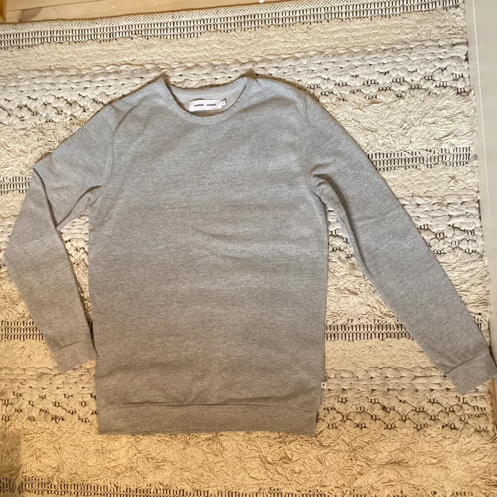 Tröja från samsoe samsoe i superfint skick! Färgen är ljusgrå, ”light grey mel” Storlek S, 70% bomull 30% polyester. Originalpris ca 1900kr.. Tröjor & Koftor.