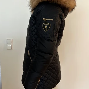 Vinterjacka  - Vinterjacka Rockandblue i nyskick. Använd endast ett fåtal ggr. Svart, strl 40