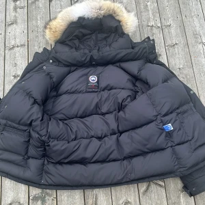 Canada goose i mycket bar sick  - Den e som ny jag har inte använt den mycket. Den e varm och bra för vintern och jag säljer den för den e för liten för mig. Pris kan diskuteras 