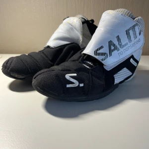 Målvaktsskor (innebandy) - Säljer målvaktsskor (innebandy) på grund av att jag har haft dom tre säsonger och behöver ett par nya 