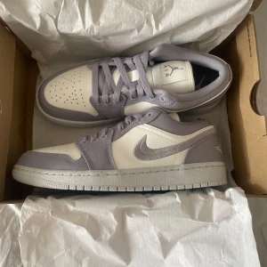Nike air Jordan steel grey light grey  - Strl 39, aldrig använda. 