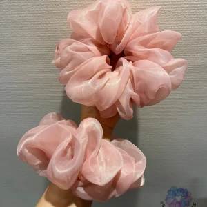 XXL- Dusty Pink Scrunchies 1st - Mått diameter: ~20 cm(XL) Material: Polyester Handgjorda  Leveranstid inom 2-4 dagar  Instagram: sol_scrunchies