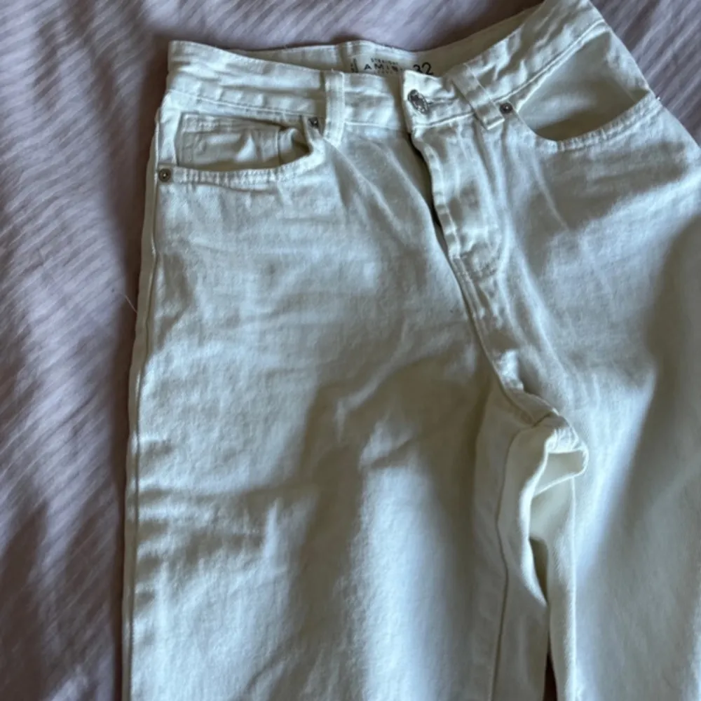 Vita jeans med ”slitna” anklar. Aldrig använda, mycket fint skick.. Jeans & Byxor.
