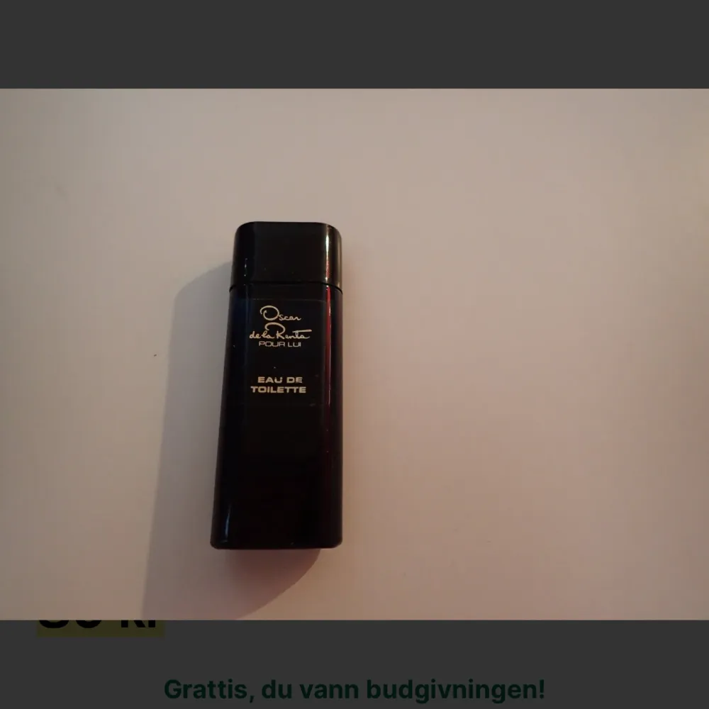 En liten flaska oanvänd Oscar de la Renta! Det står inte hur mycket som ryms i den! Höjd på flaskan ca 76mm. Bredd: ca 29mm! . Perfume.