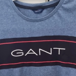 T-shirt GANT - 158-164cm 13-14år Blå med tryck på bröstet 