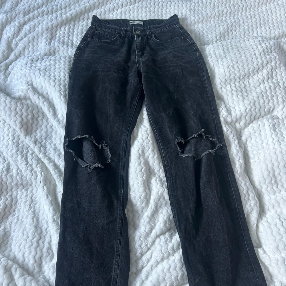Svarta jeans från gina tricot med hål på knäna🤍. Jeans & Byxor.